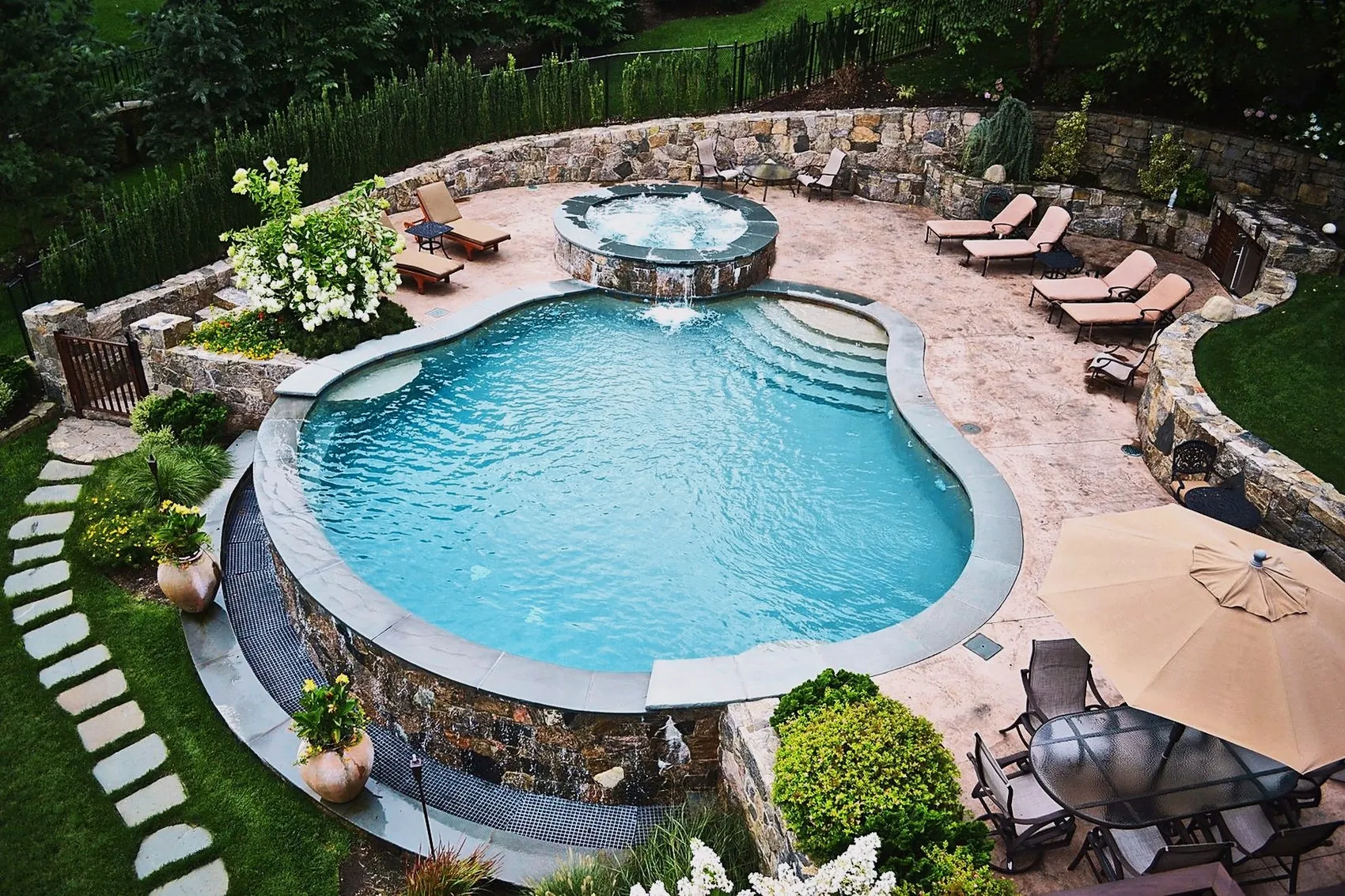 Vanishing edge pool with raised spa